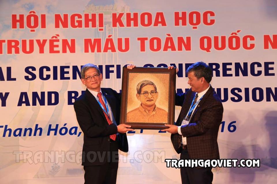 Tranh gạo khách đặt làm quà tặng hội nghị khoa học hiến máu