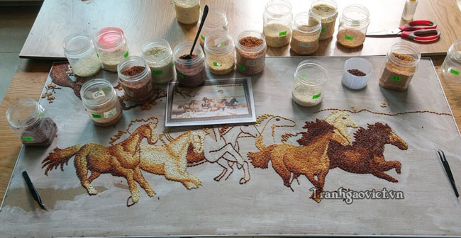 Arrange and graft the grains on the already sketched wooden frame.